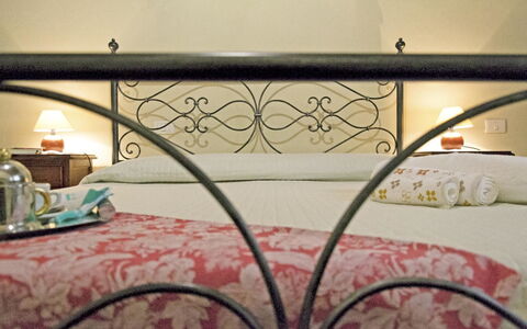 Casa Cristina: Ijzer, Bed Frame, Kamer, Bed, Meubilair, Metaal, Muur, Tafel, Interieur Ontwerp, Architectuur