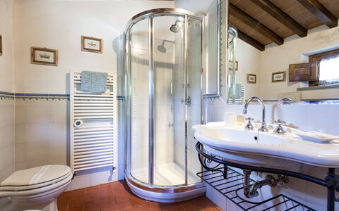 Villa San Pietro: Badkamer, Eigendom, Kamer, Interieur Ontwerp, Onroerend Goed, Gebouw, Kraan, Architectuur, Loodgieterswerkinrichting, Landgoed