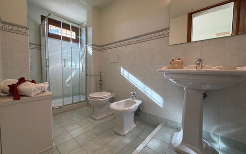 Villa Mira: Flooring, Verdieping, Loodgieterswerkinrichting, Interieur Ontwerp, Wastafel, Kraan, Badkamer, Loodgieter, Wastafel In De Badkamer, Kamer