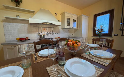 Villa Mira: Meubilair, Interieur Ontwerp, Tableware, Tafel, Stoel, Eetkamer, Hout, Keuken En Eettafel, Kamer, Flooring