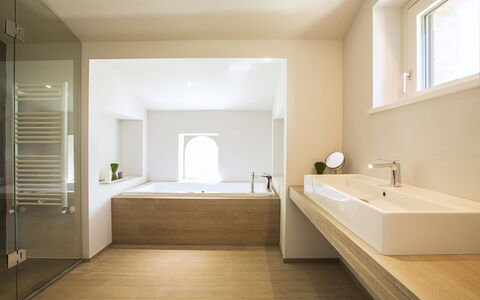 Villa Degli Ulivi: Badkamer, Kamer, Eigendom, Interieur Ontwerp, Verdieping, Tegel, Bad, Loodgieterswerkinrichting, Plafond, Gebouw