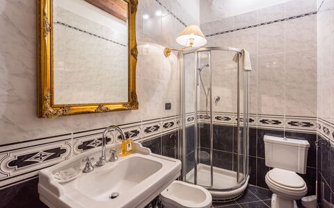 Villa Francesca: Badkamer, Eigendom, Kamer, Interieur Ontwerp, Loodgieterswerkinrichting, Huis, Gebouw, Tegel, Onroerend Goed, Architectuur