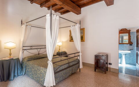 Villa Francesca: Bed, Kamer, Eigendom, Meubilair, Slaapkamer, Verdieping, Bed Frame, Plafond, Interieur Ontwerp, Huis