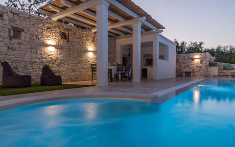 Trullo Oak: Water, Fabriek, Eigendom, Zwembad, Blauw, Lucht, Gebouw, Boom, Schaduw, Interieur Ontwerp