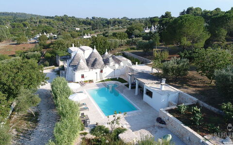 Trullo Oak: Water, Fabriek, Lucht, Boom, Gebouw, Azure, Zwembad, Onroerend Goed, Vrije Tijd, Landschap