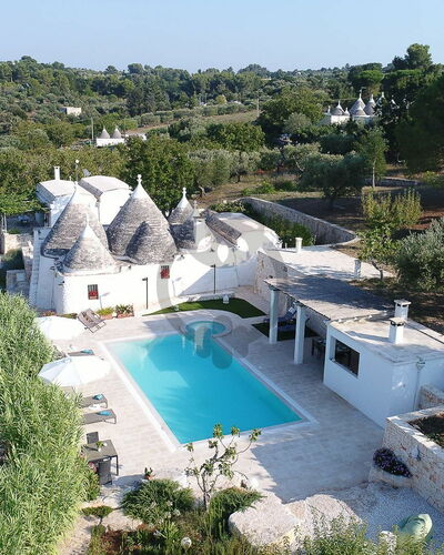 Trullo Oak: Water, Fabriek, Lucht, Boom, Gebouw, Azure, Zwembad, Onroerend Goed, Vrije Tijd, Landschap