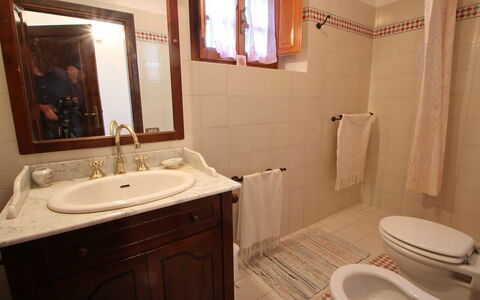 Podere Santa Lucia: Badkamer, Eigendom, Kamer, Badkamerkast, Wastafel In De Badkamer, Muur, Tegel, Badkamer Accessoire, Wastafel, Loodgieterswerkinrichting