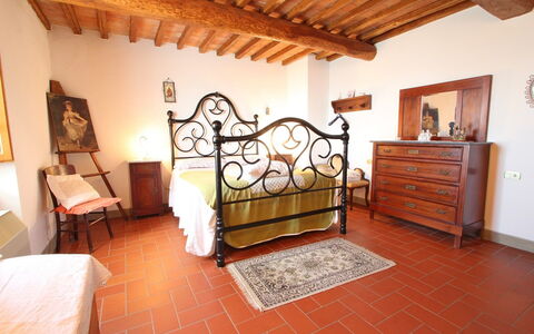 Podere Santa Lucia: Eigendom, Kamer, Slaapkamer, Meubilair, Bed, Gebouw, Huis, Onroerend Goed, Interieur Ontwerp, Laken