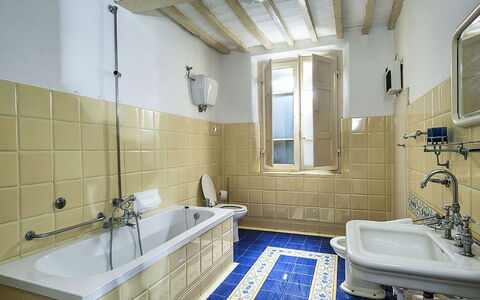 Villa Montalcinello In Siena, Private Pool: Spiegel, Kraan, Loodgieterswerkinrichting, Bad, Eigendom, Wastafel, Badkamer, Venster, Wastafel In De Badkamer, Purper