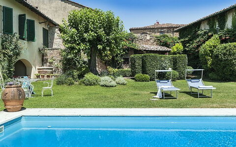 Villa Montalcinello In Siena, Private Pool: Water, Fabriek, Lucht, Meubilair, Eigendom, Venster, Groen, Gebouw, Azure, Blauw