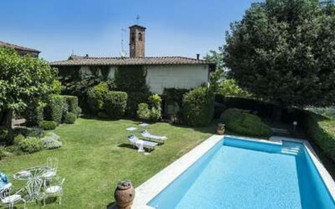 Villa Montalcinello In Siena, Private Pool: Fabriek, Water, Eigendom, Lucht, Boom, Stoel, Gras, Gebouw, Zwembad, Vrije Tijd