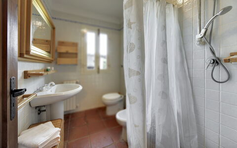 Villa Palma: Badkamer, Kamer, Eigendom, Gordijn, Interieur Ontwerp, Verdieping, Muur, Gebouw, Venster Behandeling, Loodgieterswerkinrichting