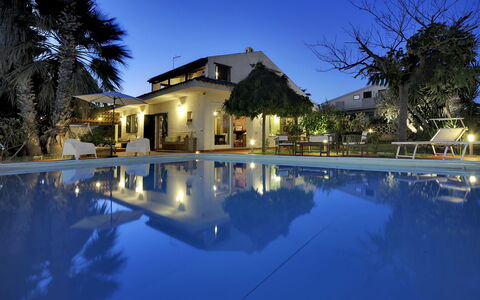 Villa Palma: Zwembad, Eigendom, Huis, Huis, Landgoed, Onroerend Goed, Verlichting, Gebouw, Toevlucht, Lucht