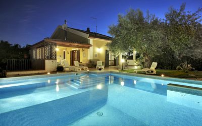 Villa Dell'ulivo: Zwembad, Eigendom, Huis, Huis, Onroerend Goed, Gebouw, Landgoed, Verlichting, Villa, Vrije Tijd