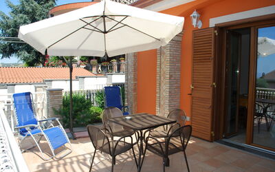 Etna View Holiday House In Catania: Tafel, Meubilair, Eigendom, Stoel, Fabriek, Buitentafel, Schaduw, Buitenmeubels, Interieur Ontwerp, Hout