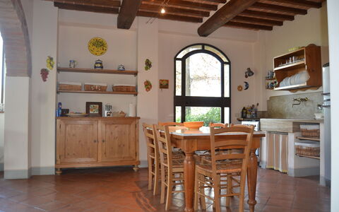 Villa Cafaggiola: Kamer, Meubilair, Gebouw, Eigendom, Verdieping, Houten Vloer, Plafond, Countertop, Hardwood, Keuken