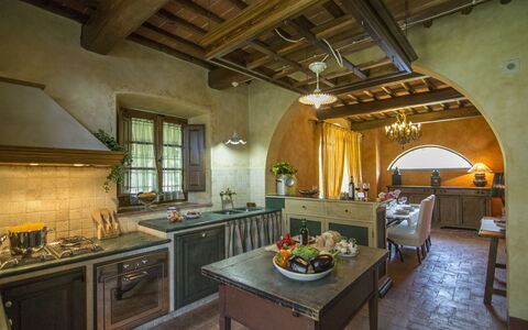 Villa Del Monte: Kamer, Eigendom, Gebouw, Countertop, Interieur Ontwerp, Meubilair, Plafond, Straal, Keuken, Huis