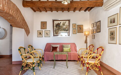 Agriturismo la Papessa: Fotolijst, Meubilair, Eigendom, Stoel, Gebouw, Tafel, Hout, Verlichting, Woonkamer, Architectuur
