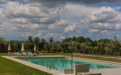 Agriturismo la Papessa: Water, Wolk, Lucht, Fabriek, Boom, Azure, Zwembad, Natuurlijk Landschap, Land Lot, Schaduw