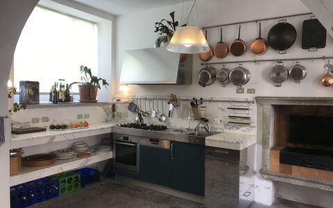 Villa Ghis - Sleeps 16: Countertop, Kamer, Keuken, Eigendom, Meubilair, Cabinetry, Interieur Ontwerp, Gebouw, Fornuis, Plafond
