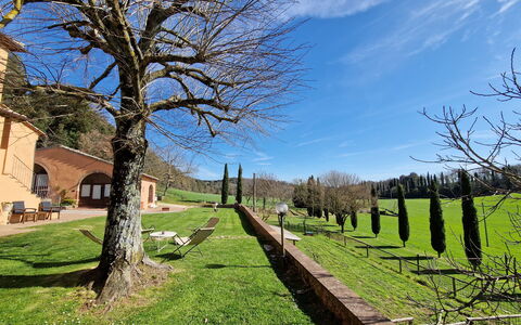 Villa Le Caggia: Lucht, Fabriek, Wolk, Venster, Natuurlijk Landschap, Gebouw, Boom, Afdeling, Land Lot, Vegetation