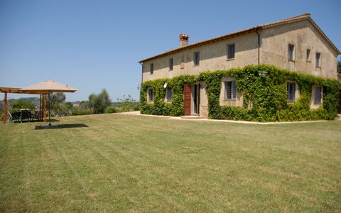 Podere San Giovanni: Fabriek, Lucht, Gebouw, Venster, Huis, Land Lot, Boom, Architectuur, Gras, Landschap
