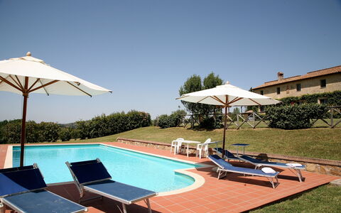 Podere San Giovanni: Lucht, Fabriek, Eigendom, Zwembad, Water, Ligstoel, Azure, Schaduw, Buitenmeubels, Paraplu