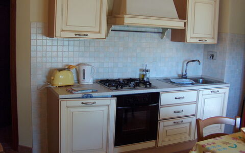 Bazzani Apartments In Siena: Cabinetry, Countertop, Meubilair, Eigendom, Wastafel, Gebouw, Kraan, Blauw, Keuken, Hout