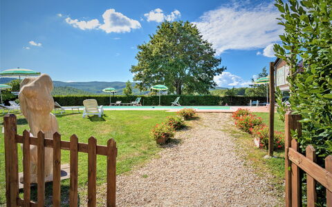 Bazzani Apartments In Siena: Wolk, Lucht, Fabriek, Natuur, Natuurlijk Landschap, Hek, Boom, Land Lot, Hout, Gras