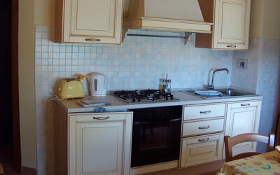 Bilo 3: Cabinetry, Countertop, Meubilair, Eigendom, Wastafel, Gebouw, Kraan, Blauw, Keuken, Hout