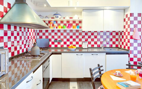 Villa Helvezia - Levanto: Kamer, Keuken, Meubilair, Interieur Ontwerp, Eigendom, Rood, Oranje, Roze, Turkoois, Geel