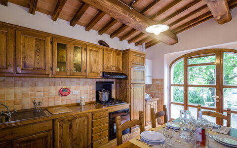 Villa Le Capanne: Kamer, Eigendom, Gebouw, Meubilair, Interieur Ontwerp, Huis, Plafond, Keuken, Huis, Cabinetry