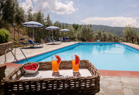 Villa Le Capanne: Zwembad, Toevlucht, Eigendom, Vrije Tijd, Vakantie, Onroerend Goed, Gebouw, Buitenmeubels, Ligstoel, Villa