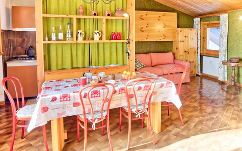 The Twins Apartment - Champoluc: Kamer, Eigendom, Meubilair, Interieur Ontwerp, Eetkamer, Huis, Gebouw, Onroerend Goed, Tafel, Huis