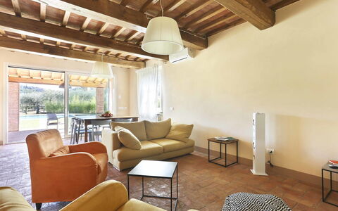 Il Grappolo: Kamer, Eigendom, Plafond, Interieur Ontwerp, Woonkamer, Gebouw, Meubilair, Huis, Onroerend Goed, Tafel
