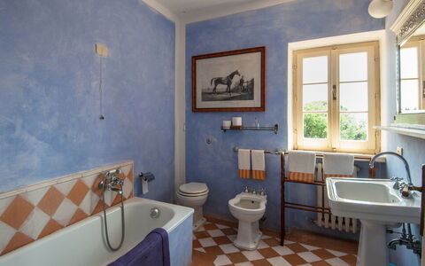 Fontanelle 16: Badkamer, Kamer, Eigendom, Blauw, Interieur Ontwerp, Verdieping, Muur, Gebouw, Onroerend Goed, Tegel