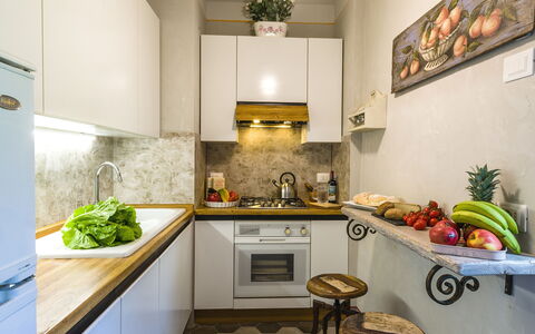 Michelangelo Cortona Apartment: Countertop, Kamer, Eigendom, Interieur Ontwerp, Meubilair, Keuken, Plafond, Groen, Verdieping, Gebouw