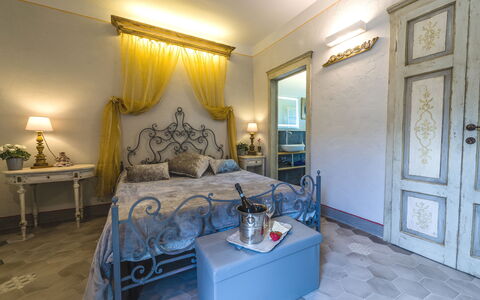 Michelangelo Cortona Apartment: Kamer, Slaapkamer, Eigendom, Meubilair, Bed, Interieur Ontwerp, Gebouw, Onroerend Goed, Huis, Landgoed