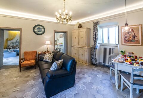 Michelangelo Cortona Apartment: Kamer, Eigendom, Woonkamer, Meubilair, Interieur Ontwerp, Onroerend Goed, Gebouw, Blauw, Geel, Huis