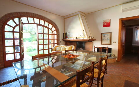 Residenza Marechiaro: Tafel, Meubilair, Eigendom, Fotolijst, Stoel, Hout, Gebouw, Interieur Ontwerp, Venster, Bankstel