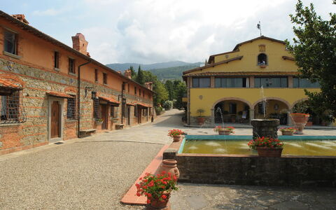 Fattoria Fronzano: Fabriek, Lucht, Gebouw, Venster, Eigendom, Wolk, Bloem, Huis, Bloempot, Boom