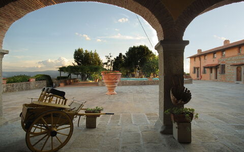 Fattoria Fronzano: Lucht, Fabriek, Eigendom, Wolk, Bloempot, Wiel, Kamerplant, Azure, Schaduw, Zonlicht
