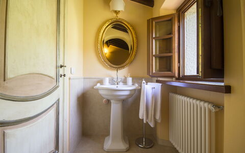 Villa Il Sasso: Eigendom, Kamer, Badkamer, Toilet, Loodgieterswerkinrichting, Interieur Ontwerp, Architectuur, Onroerend Goed, Gebouw, Badkamer Accessoire