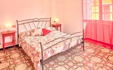 Via Dante Vacanze - Levanto: Slaapkamer, Bed, Meubilair, Kamer, Laken, Roze, Bed Frame, Eigendom, Interieur Ontwerp, Bedding