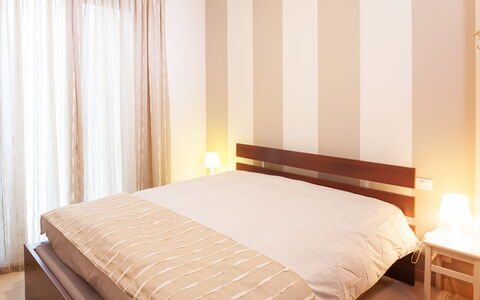 Apartment Zero - Diano Marina: Slaapkamer, Bed, Meubilair, Kamer, Eigendom, Laken, Bed Frame, Interieur Ontwerp, Gordijn, Matras