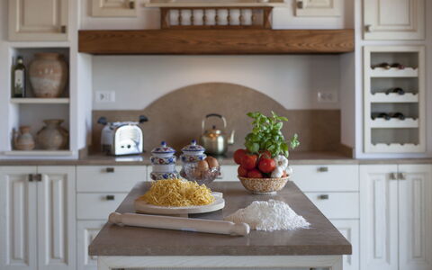 Villa Di Cinzia: Countertop, Keuken, Kamer, Meubilair, Cabinetry, Eigendom, Huis, Interieur Ontwerp, Plank, Cuisine Classique