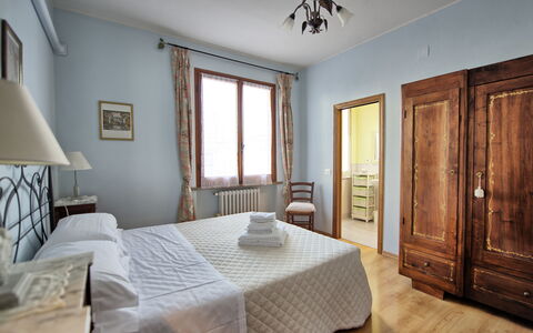 Casa Rossa: Bed, Meubilair, Interieur Ontwerp, Slaapkamer, Muur, Bedding, Laken, Flooring, Verdieping, Hout