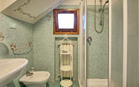 Casa Rossa: Spiegel, Kraan, Eigendom, Wastafel, Loodgieterswerkinrichting, Wastafel In De Badkamer, Purper, Gebouw, Badkamer, Interieur Ontwerp
