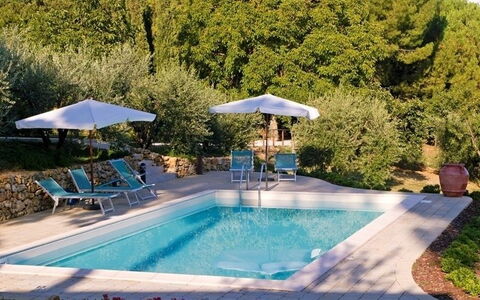 Gli Appartamenti Di Manuela: Zwembad, Eigendom, Vrije Tijd, Onroerend Goed, Toevlucht, Patio, Gebouw, Landgoed, Backyard, Huis