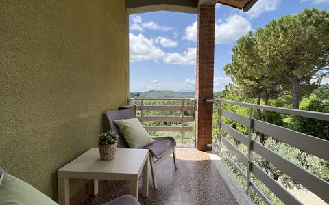 Gli Appartamenti Di Manuela: Hout, Buitenmeubels, Stoel, Beits, Veranda, Hardwood, Schaduw, Balkon, Eco Hotel, Armleuning